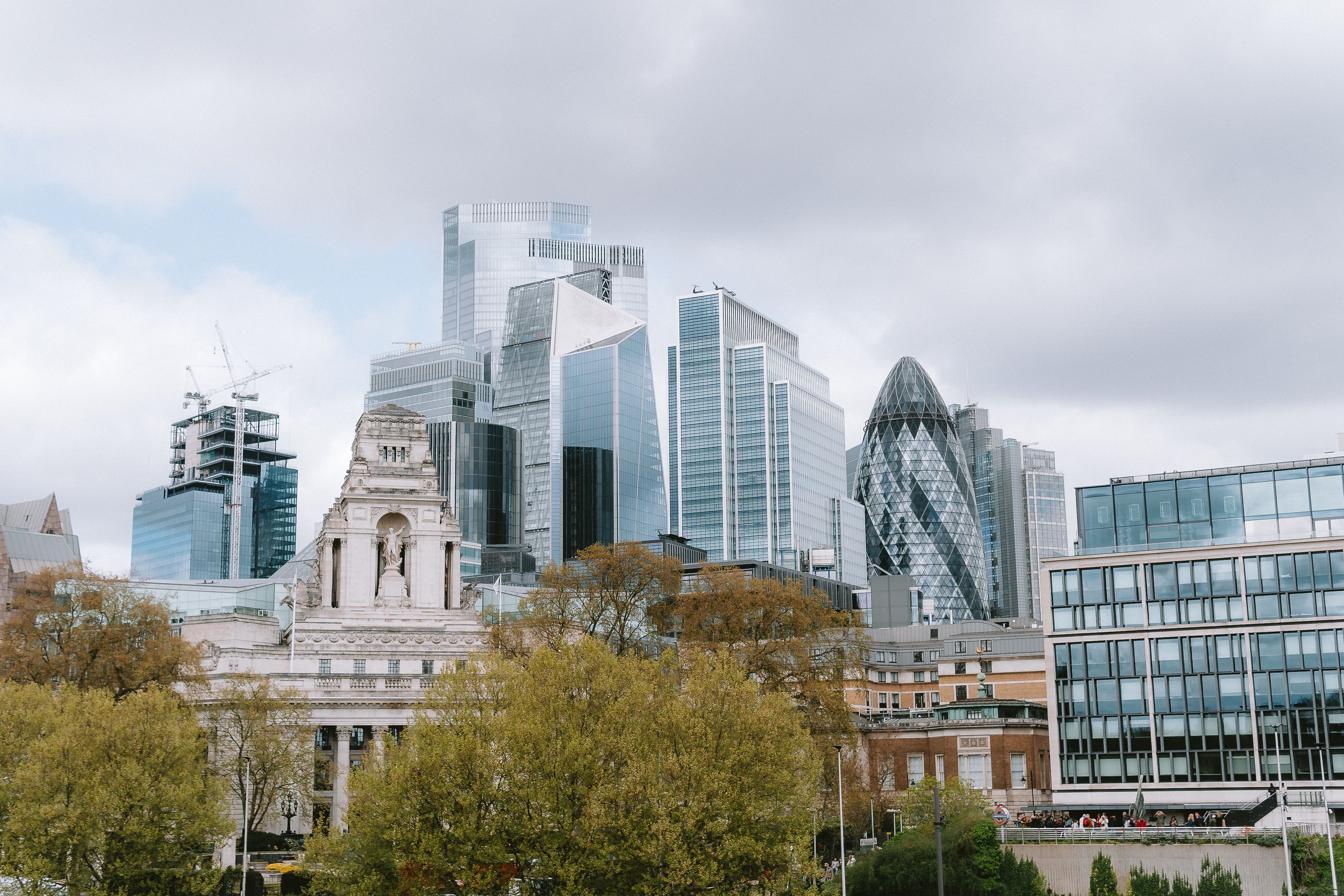 London skyline featuring modern skyscrapers and the Gherkin, hub of the UK's litigation funding industry